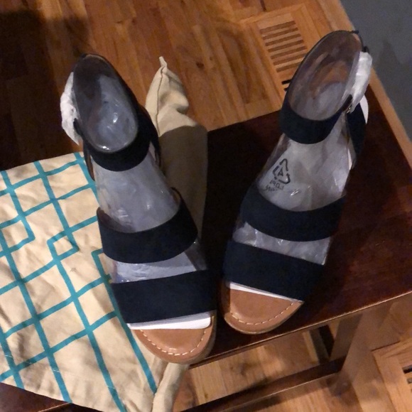 Dolce Vida, navy blue sandals. - Picture 6 of 6